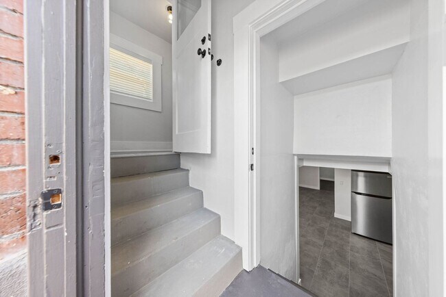 Building Photo - 3 Bed, 2 Bath, 1 Office/Guest - Fully Renovated Midtown Home