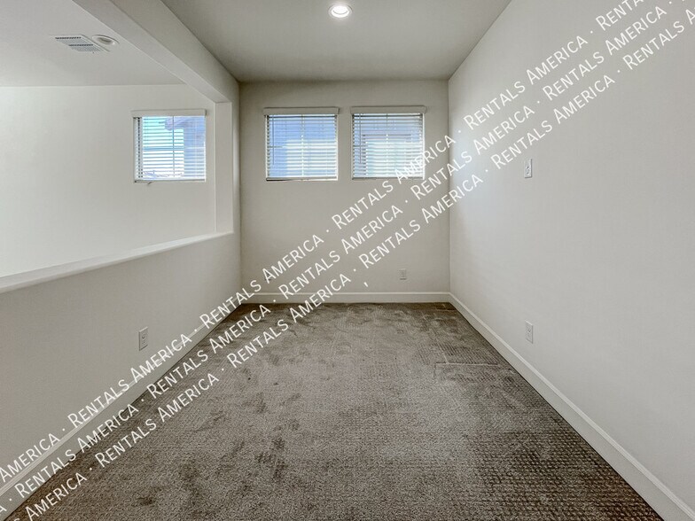 Building Photo - 657 W Browning Pl