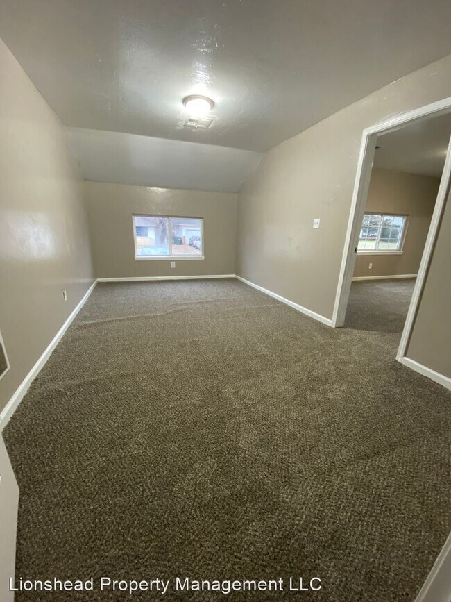 Building Photo - 4 br, 1 bath House - 1040 Sycamore Dr.
