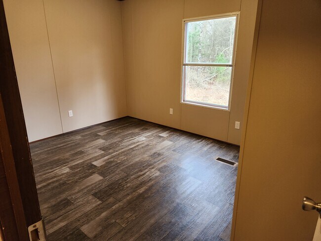 Building Photo - 19066 Taylor Rd