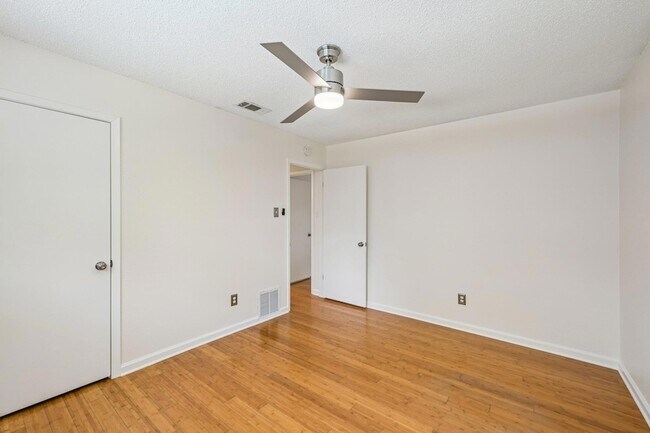 Building Photo - 2717 Charlesworth Dr