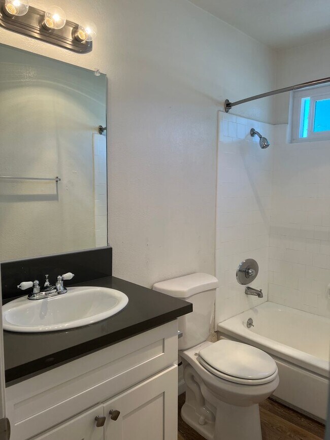 Building Photo - Remodeled, Spacious and Bright 1 Bedroom