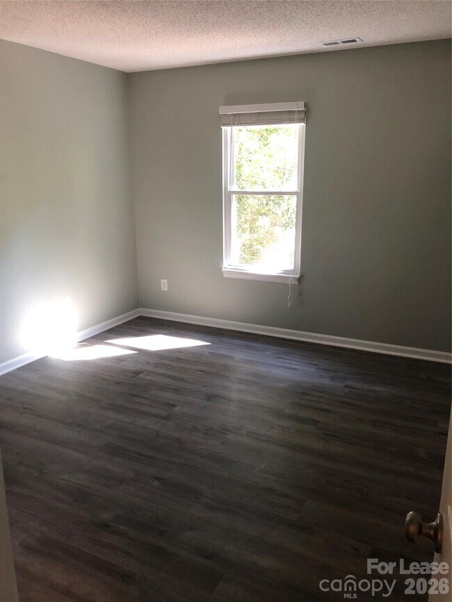 Building Photo - 3700 Sandberry Dr