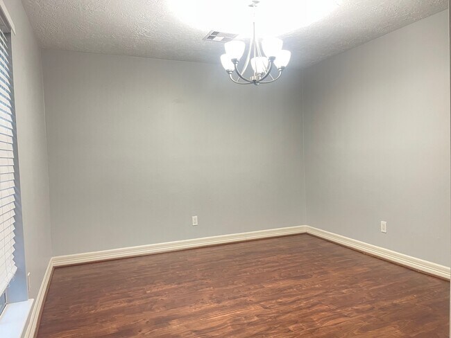 Building Photo - 11310 Meadow Lake Dr