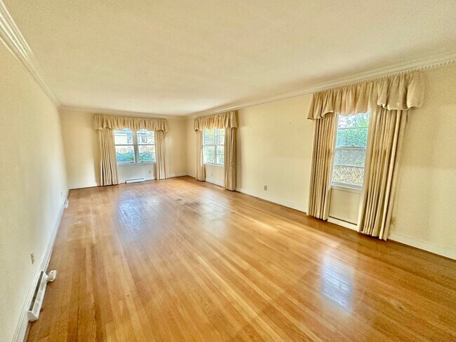 Building Photo - 952 Hawthorne Ln