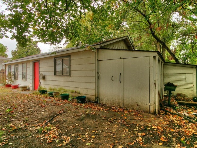 Building Photo - 3 Bedroom 1 Bath home in Shawnee!