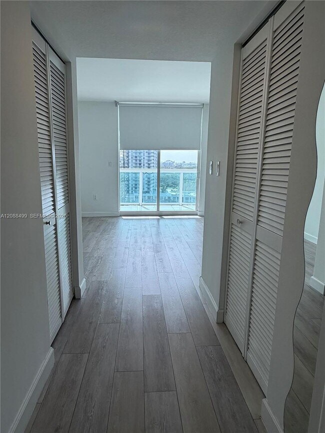 Building Photo - 1800 N Bayshore Dr