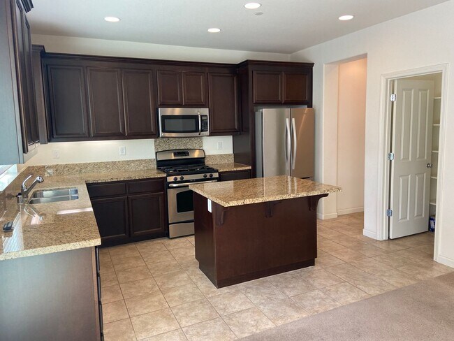 Building Photo - Close to Folsom High School! - 3 Bdrm, 2.5 bath
