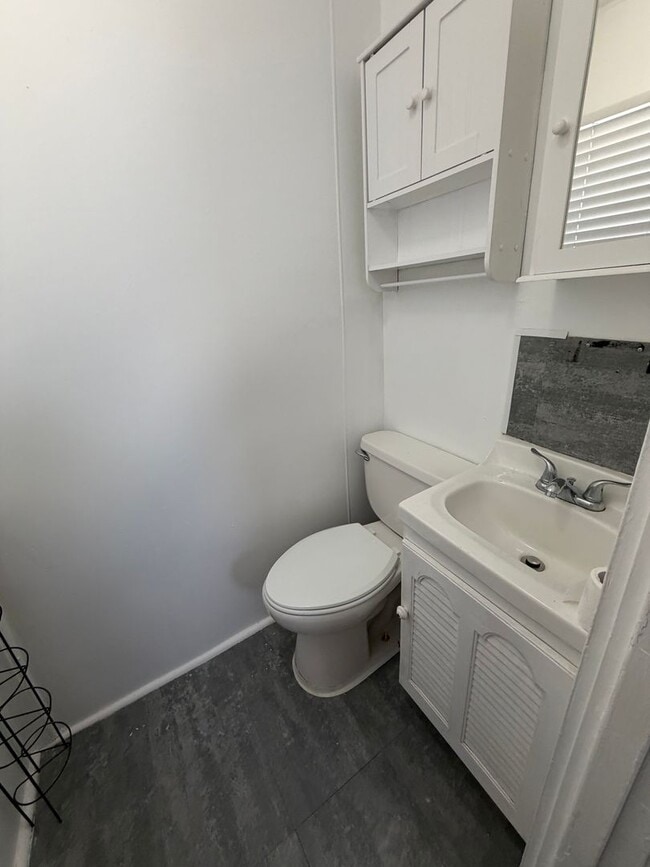 Building Photo - Charming 3-bed, 2-bath Single Family Home!