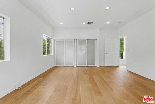 Building Photo - 5220 Melvin Ave