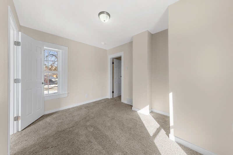 Building Photo - 204 E 2nd St