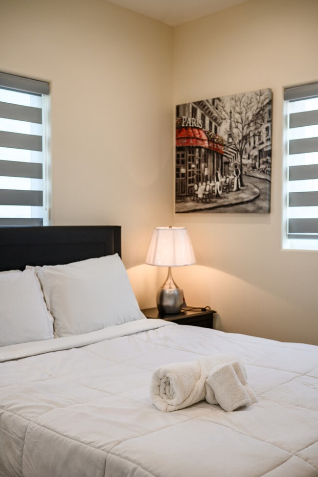 Building Photo - Stylish & Bright 2 Bed 2 Bath | Fully Furnished | Move-In Ready