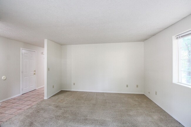 Building Photo - 3200 Lorian Ln SE