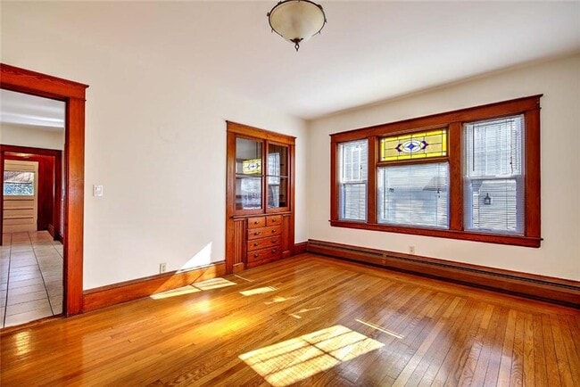 Building Photo - 910 Hope St