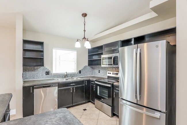 Building Photo - 811 SW 14th Pl