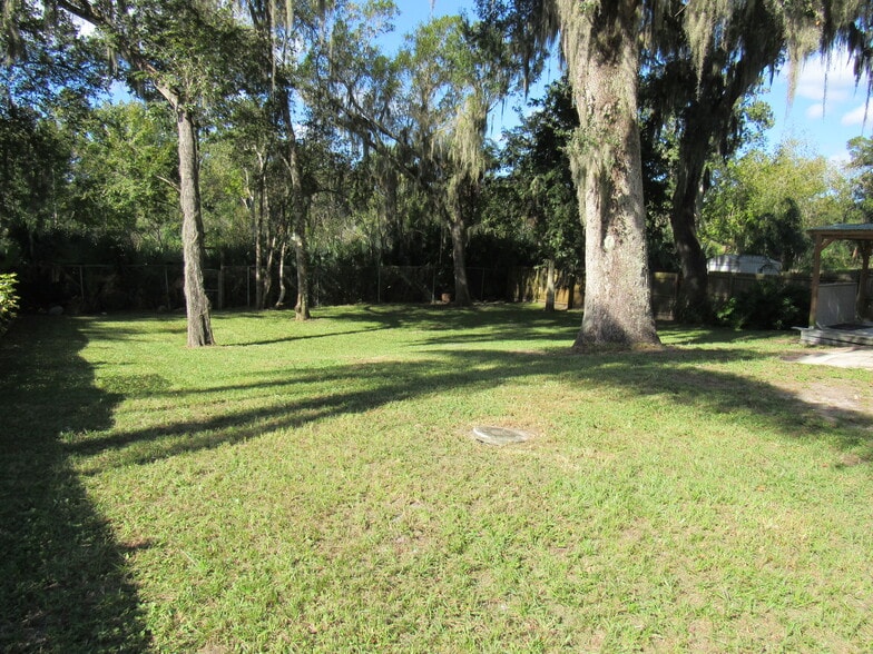 Fenced yard - 828 S Duss St