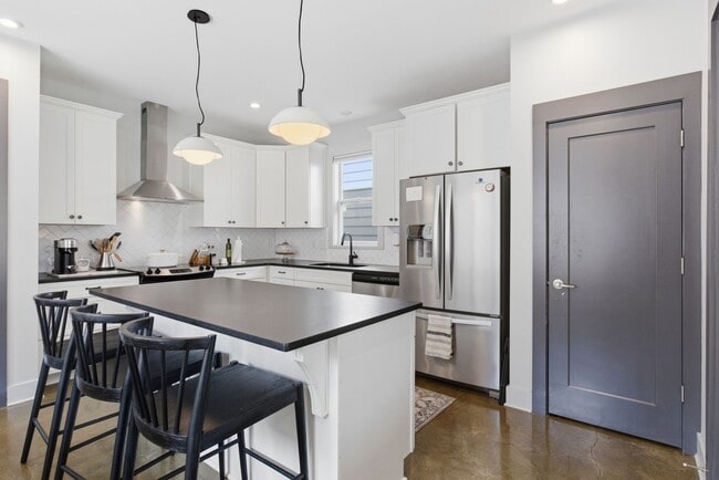 Building Photo - 1608 16th Ave N