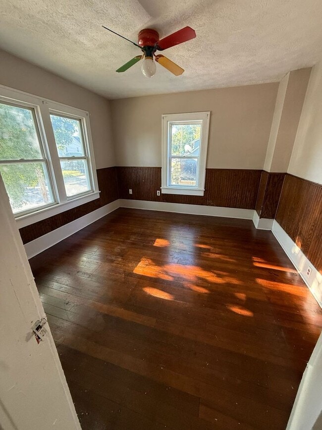 Building Photo - 5 Bedrooms 1.5 baths house
