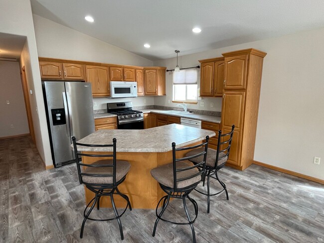 Building Photo - 4 Bedroom, 3 Bathroom Home for Rent