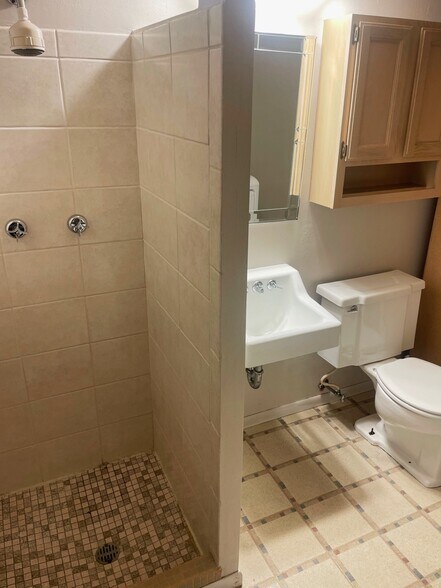 Building Photo - 1522 Cameron Dr