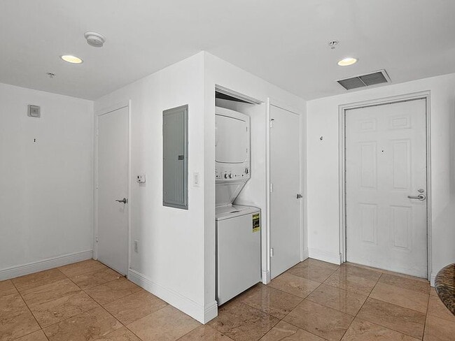 Building Photo - "Chic 1-Bedroom Retreat in the Heart of Miami - 782 Sq Ft of Comfort!"