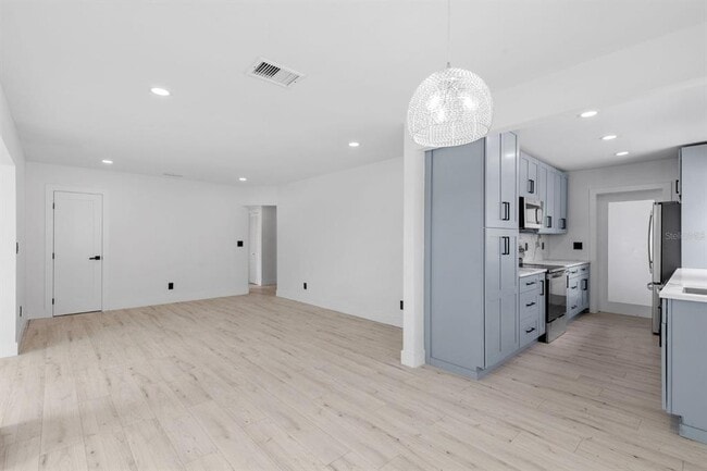 Building Photo - 715 40th Ave NE