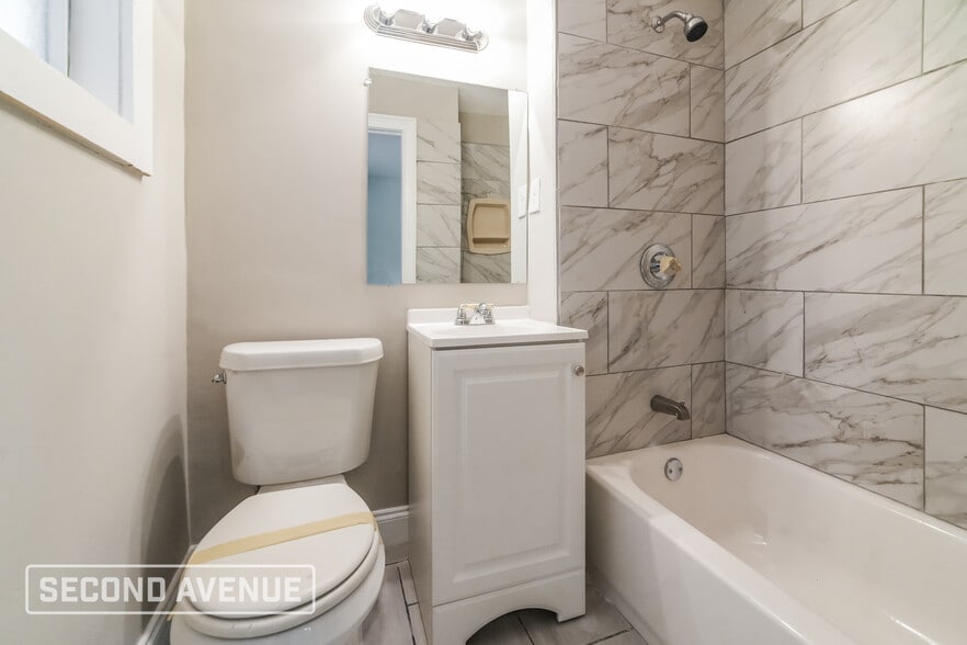 Building Photo - 203 Maple St