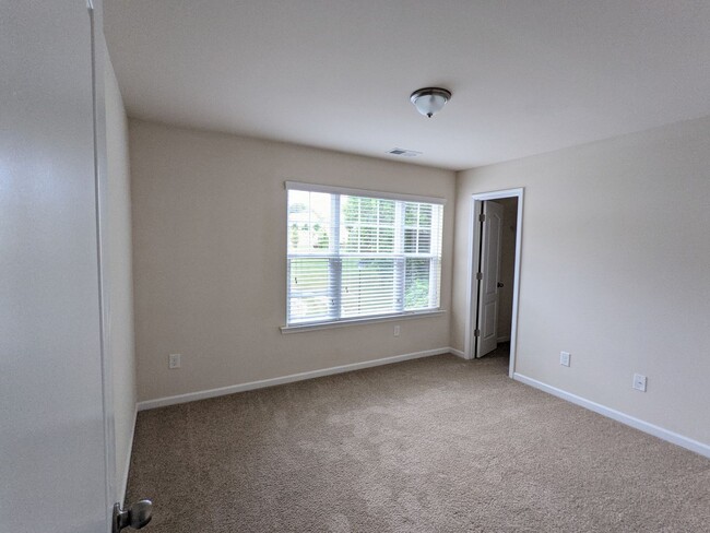 Building Photo - Mooresville with Fenced Yard on Cul De Sac