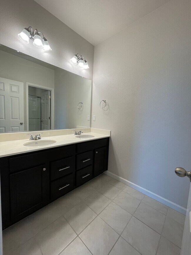 Building Photo - 427 Avignon Way
