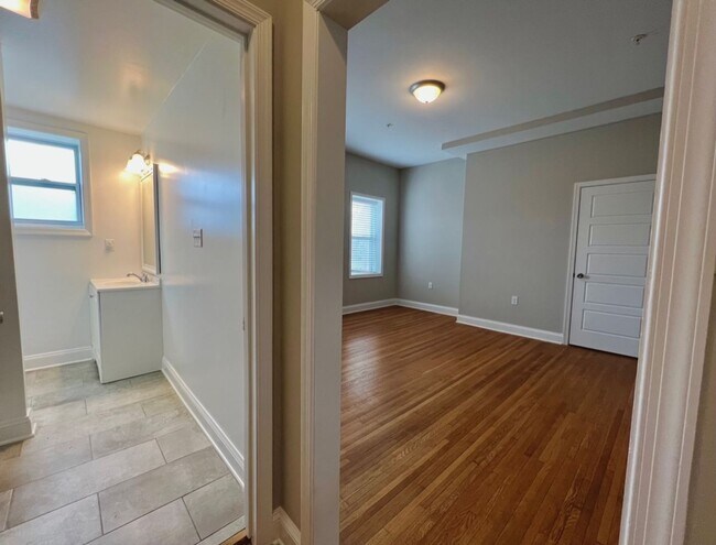 Building Photo - 212 W Burke St