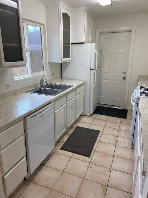 Building Photo - 2910 Knoll Dr