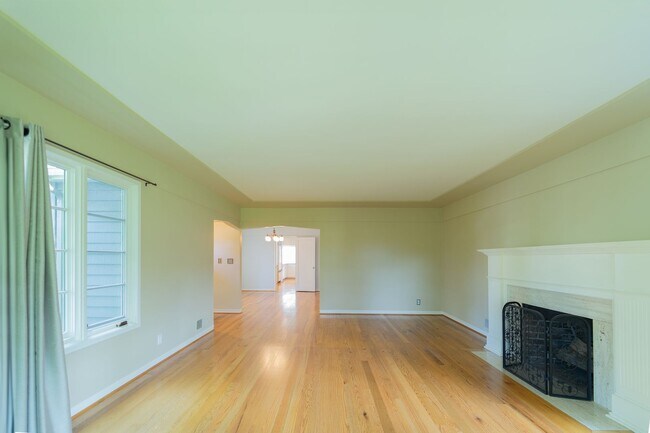 Building Photo - Charming and Well-Maintained Home in a Serene Neighborhood