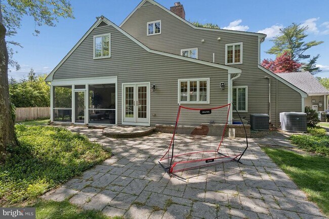 Building Photo - 226 Riverside Dr