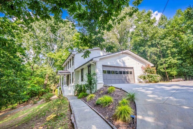 Building Photo - 813 Lakeshore Dr NW