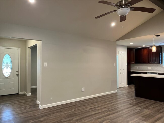 Building Photo - 304 S Shadowbend Dr
