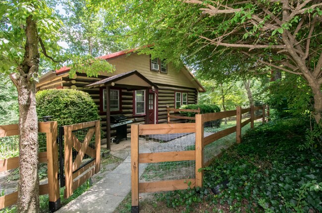 Building Photo - Laurel Park log home 3 bedroom 3 bathroom home.