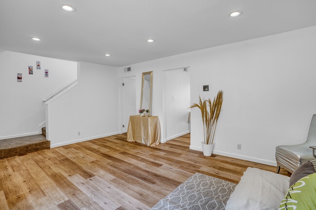 Building Photo - 4252 Comet Cir