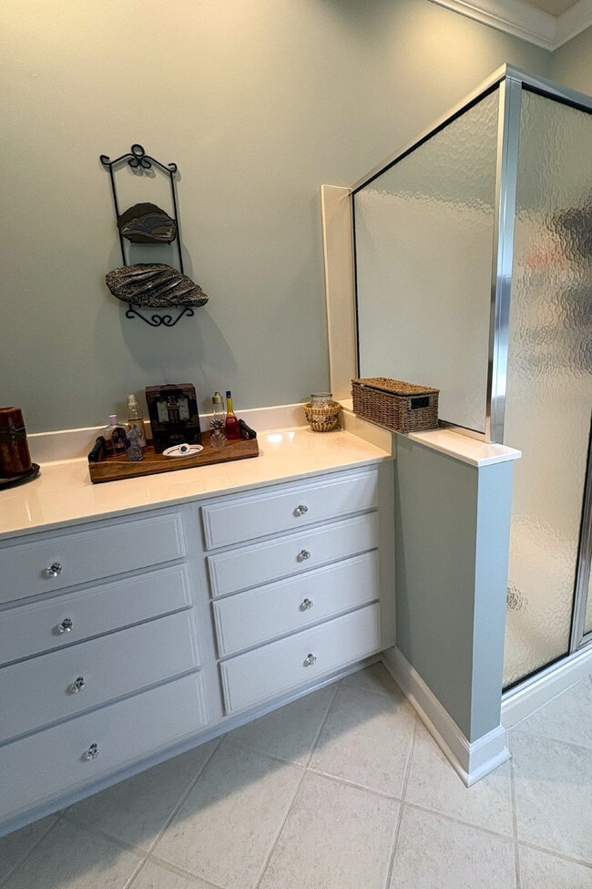Building Photo - "Luxurious 3-Bed Condo in Hendersonville: Spacious 2023 Sq Ft within a 55+ community.”