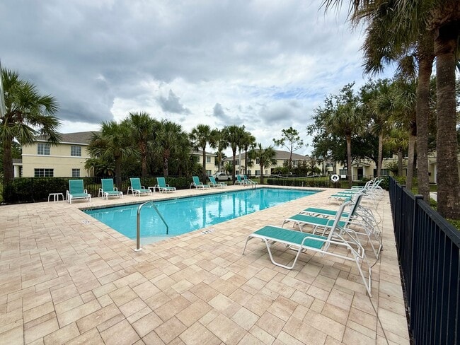 Building Photo - Clean and Comfortable 3 Bedroom Townhome