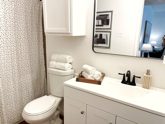 Building Photo - Central Austin One Bedroom Gem - Walk to Central Market!