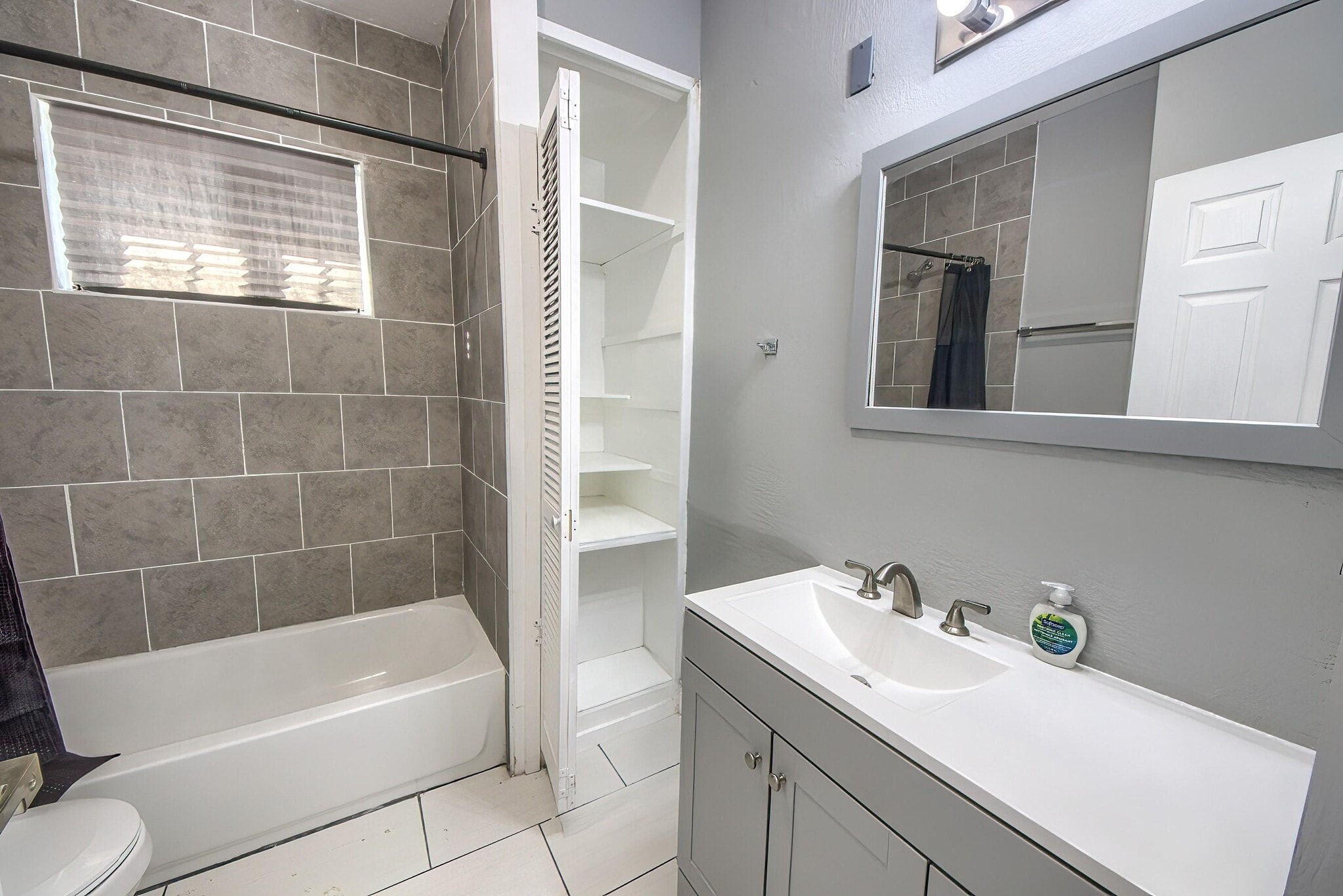 Building Photo - 427 E Southcross Blvd