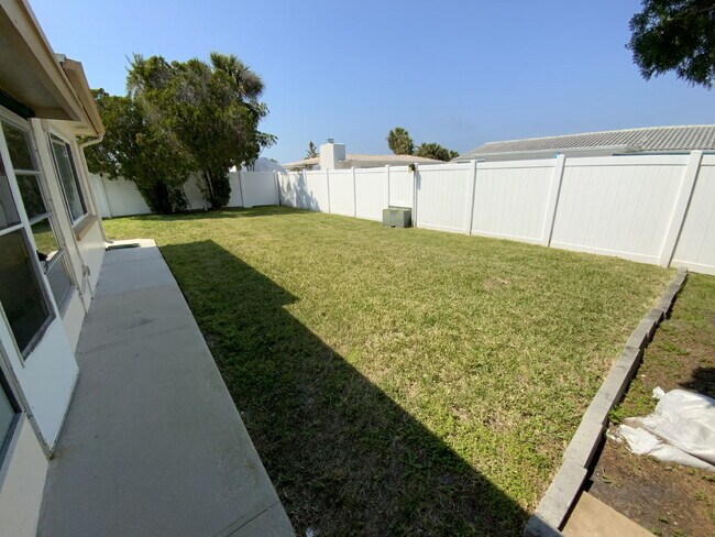 Building Photo - Beautiful 2 bed, 2 updated baths home in the sought-after boating community of Gulf Harbors.