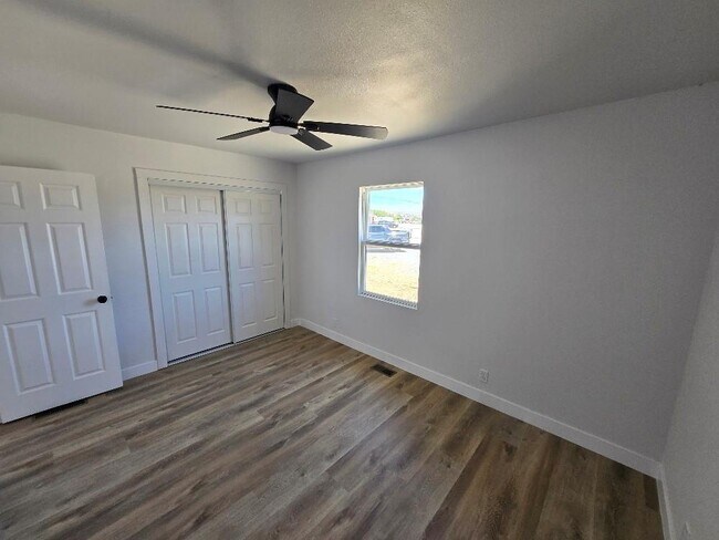 Building Photo - 270 W Patricia Ln