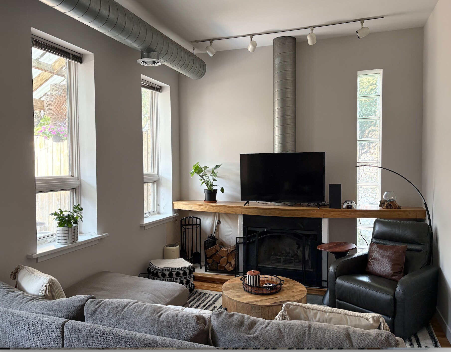 Living - 1906 N Hermitage Ave