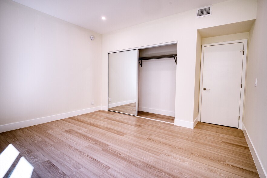 Building Photo - 13920 Moorpark St