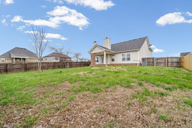 Building Photo - Three Bedroom with Bonus!