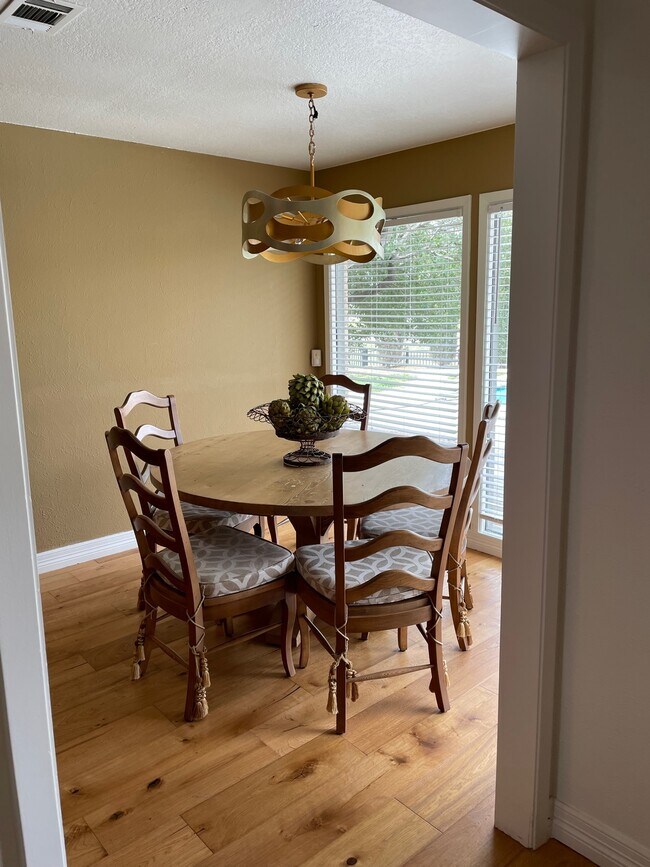 Building Photo - 10 Riviera Ct