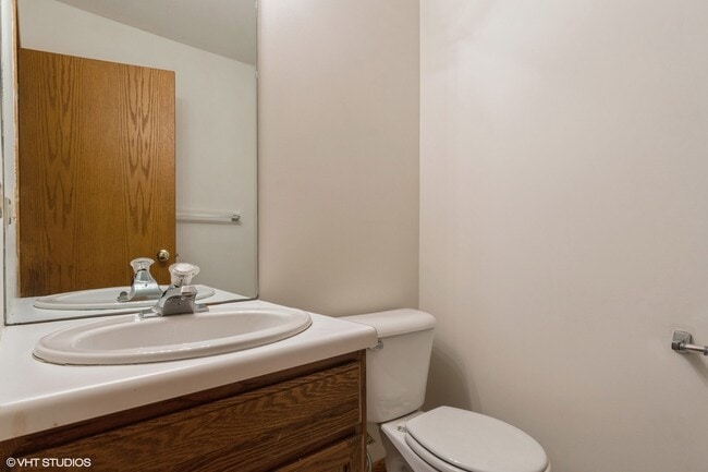 Building Photo - 557 Skokie Ave