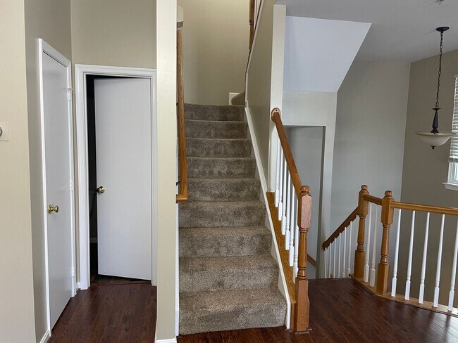 Building Photo - Beautiful 3 Bed 2.5 Bath Interior Townhome In Ashburn Village
