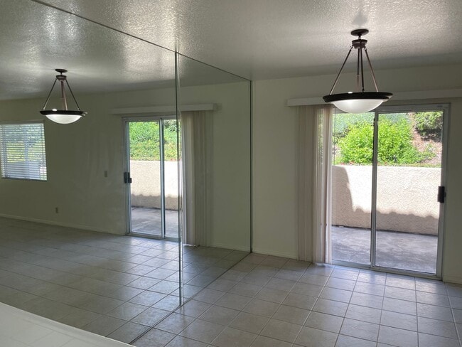 Building Photo - Great Location in Lake Forest